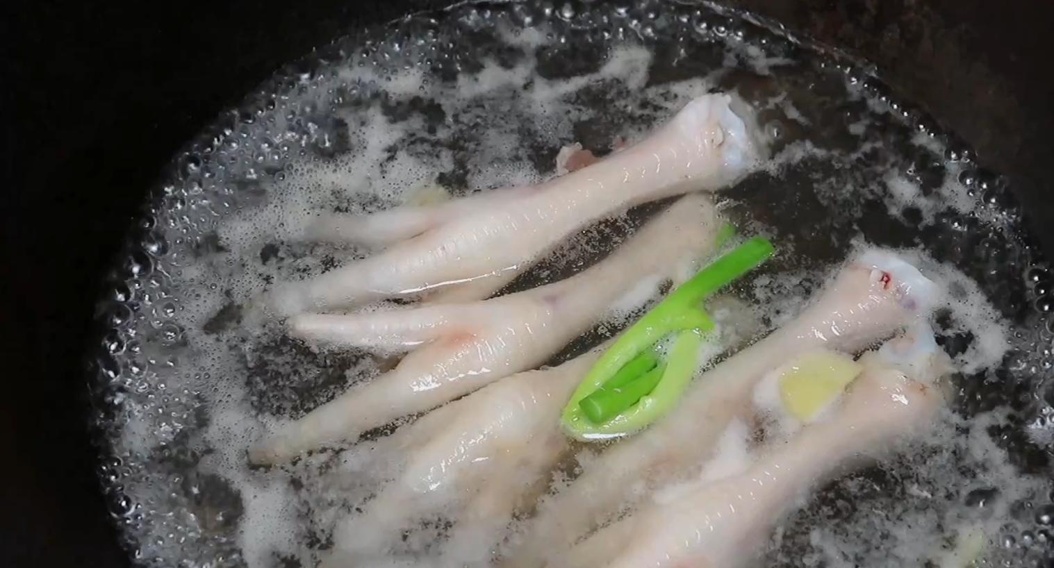 怎么用牙签脱骨鸡爪最快,无骨鸡爪怎么去骨详细慢教程