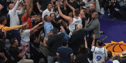 约基奇32分大逆转掘金,约基奇2+1布克