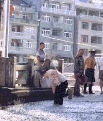 伴娘抢了新娘风头躲角落,伴娘躲在角落玩手机很漂亮