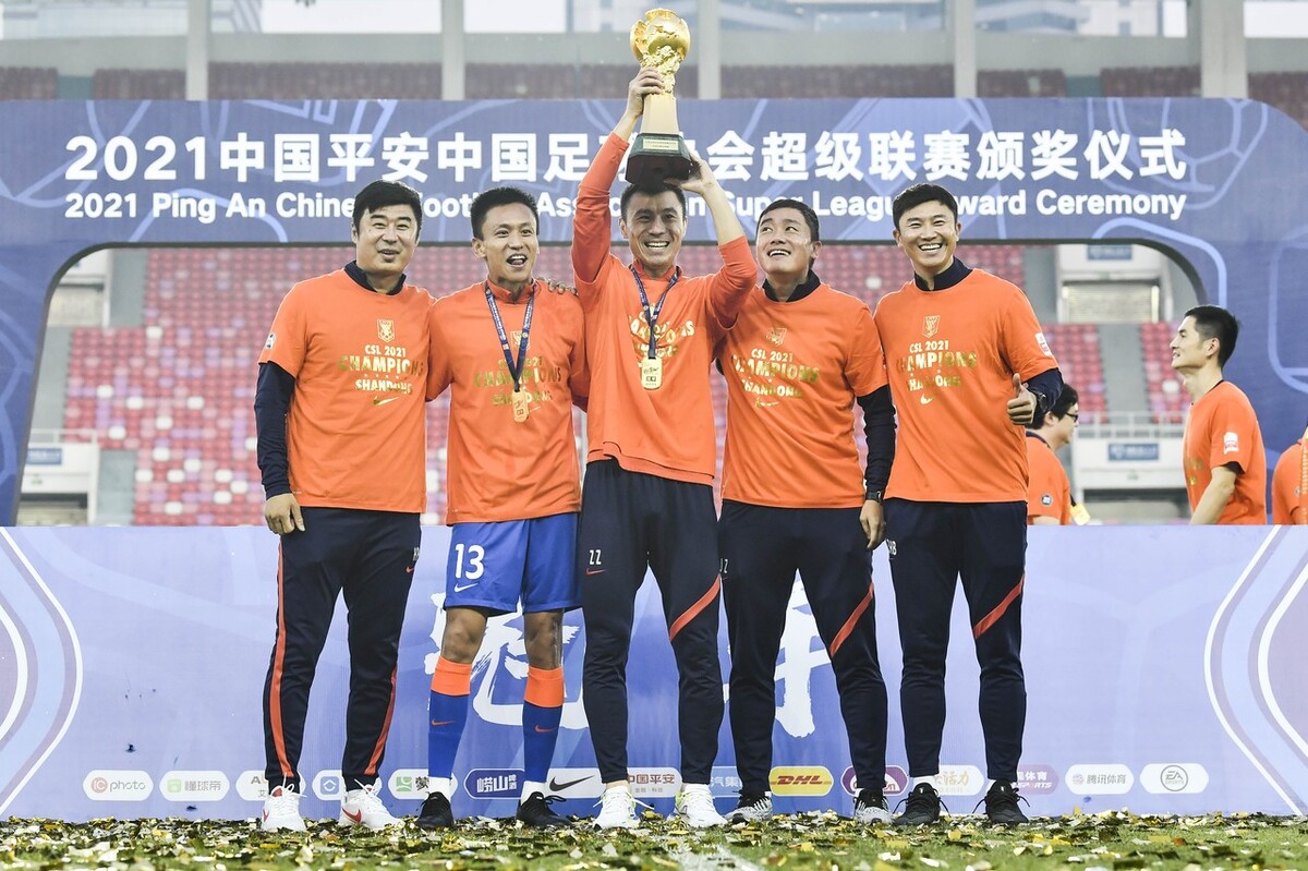 鲁能吉翔夺冠,山东泰山队球迷感人瞬间