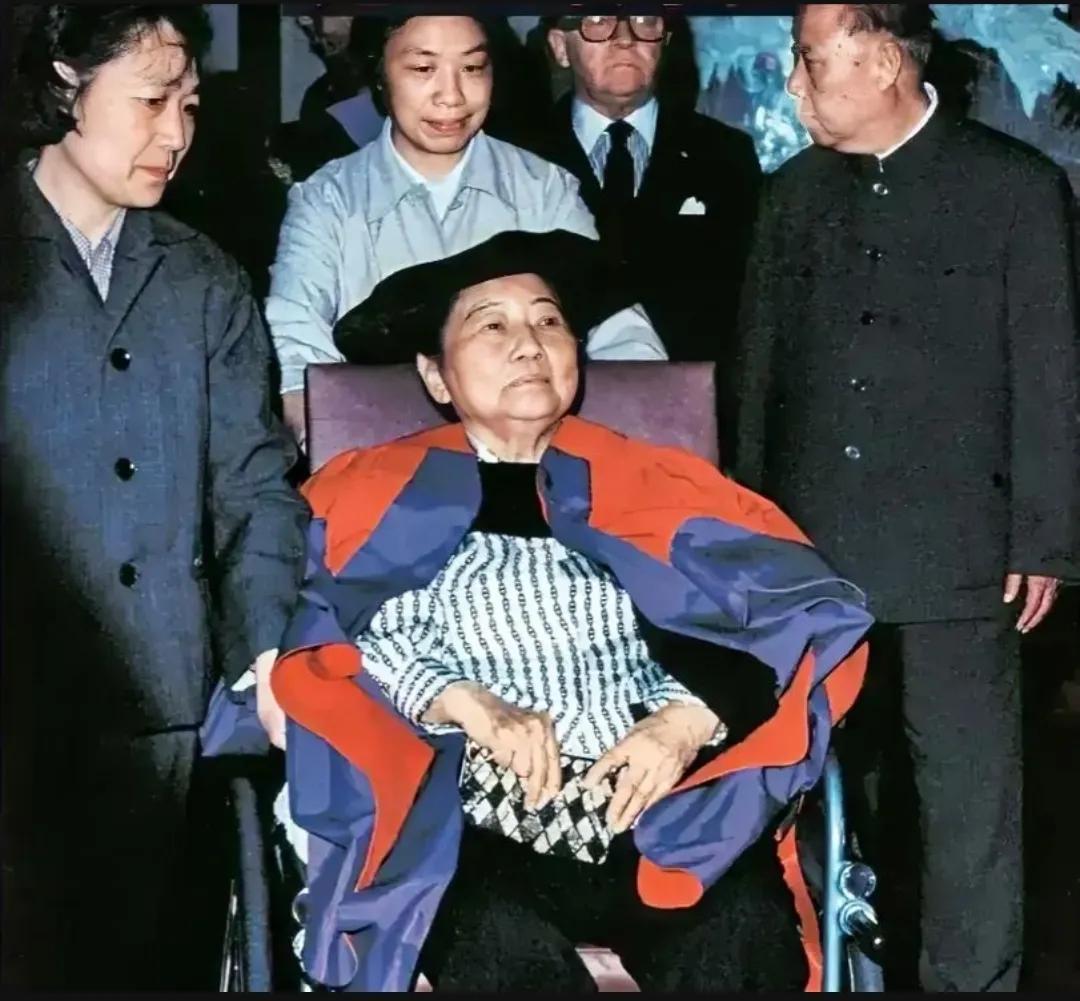 81年宋庆龄身披博士服，坐在轮椅上的珍贵照片，镜头中她虚弱无力