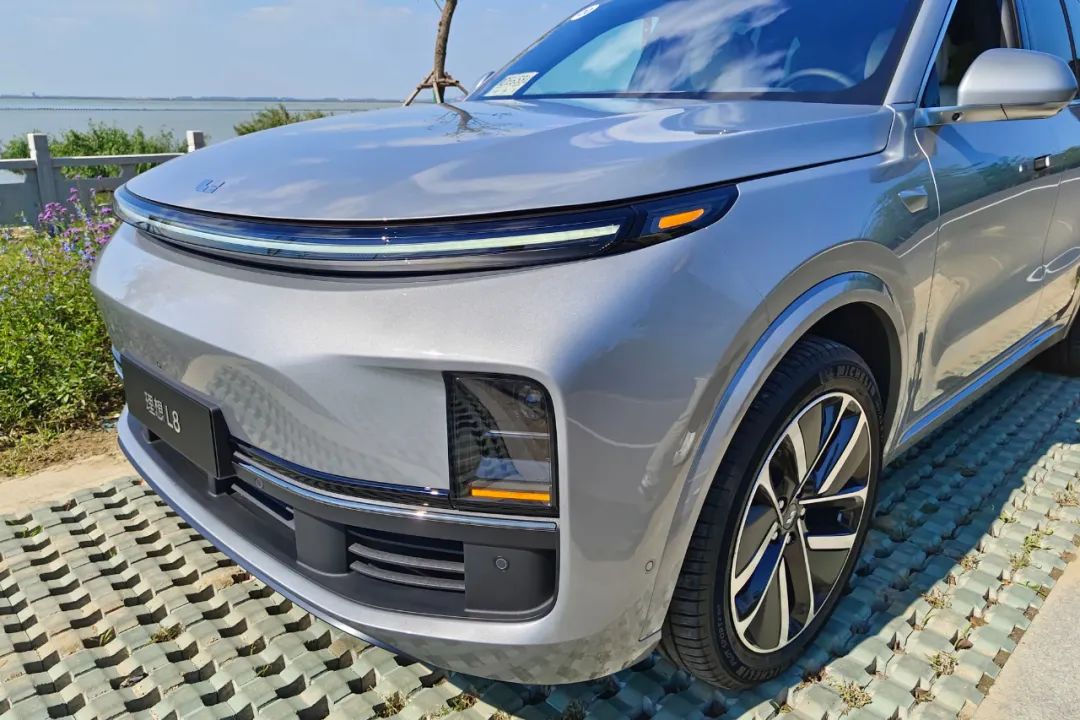 理想l8试驾视频38号车评,理想l8上路试驾视频