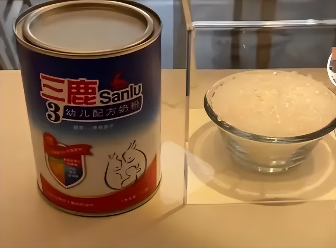 某品牌奶粉出现异物,某知名品牌奶粉疑是吃出异物