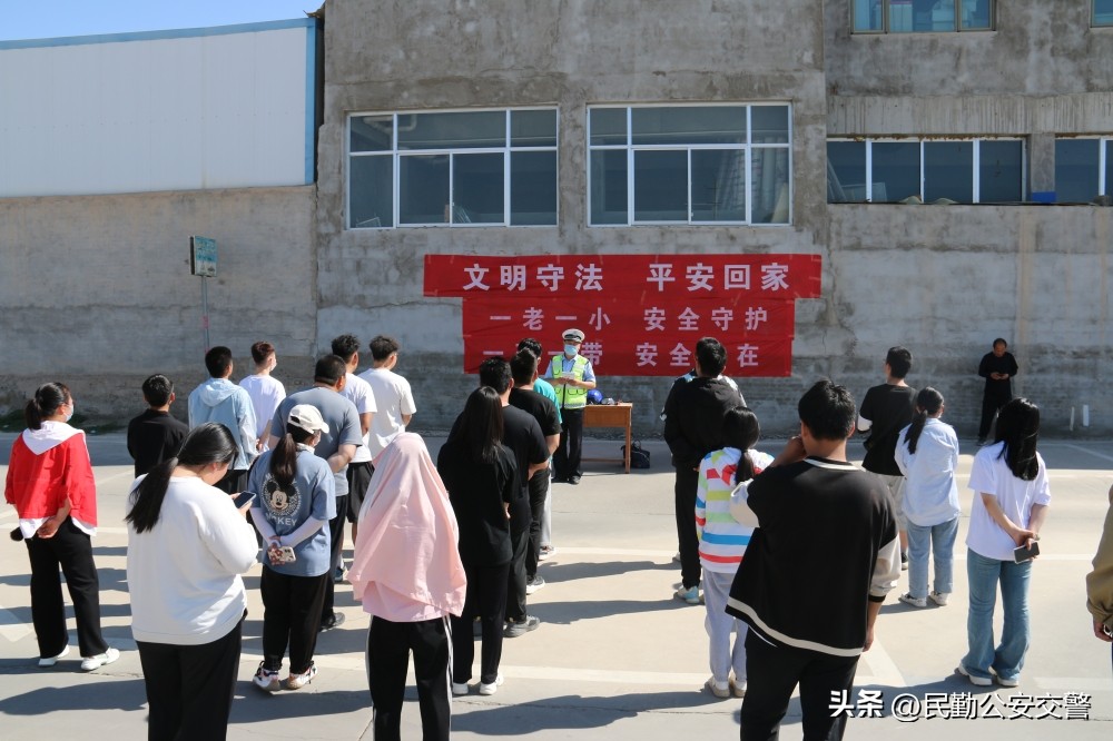 交警进驾校安全警示教育,消除隐患保安全交警清理僵尸车