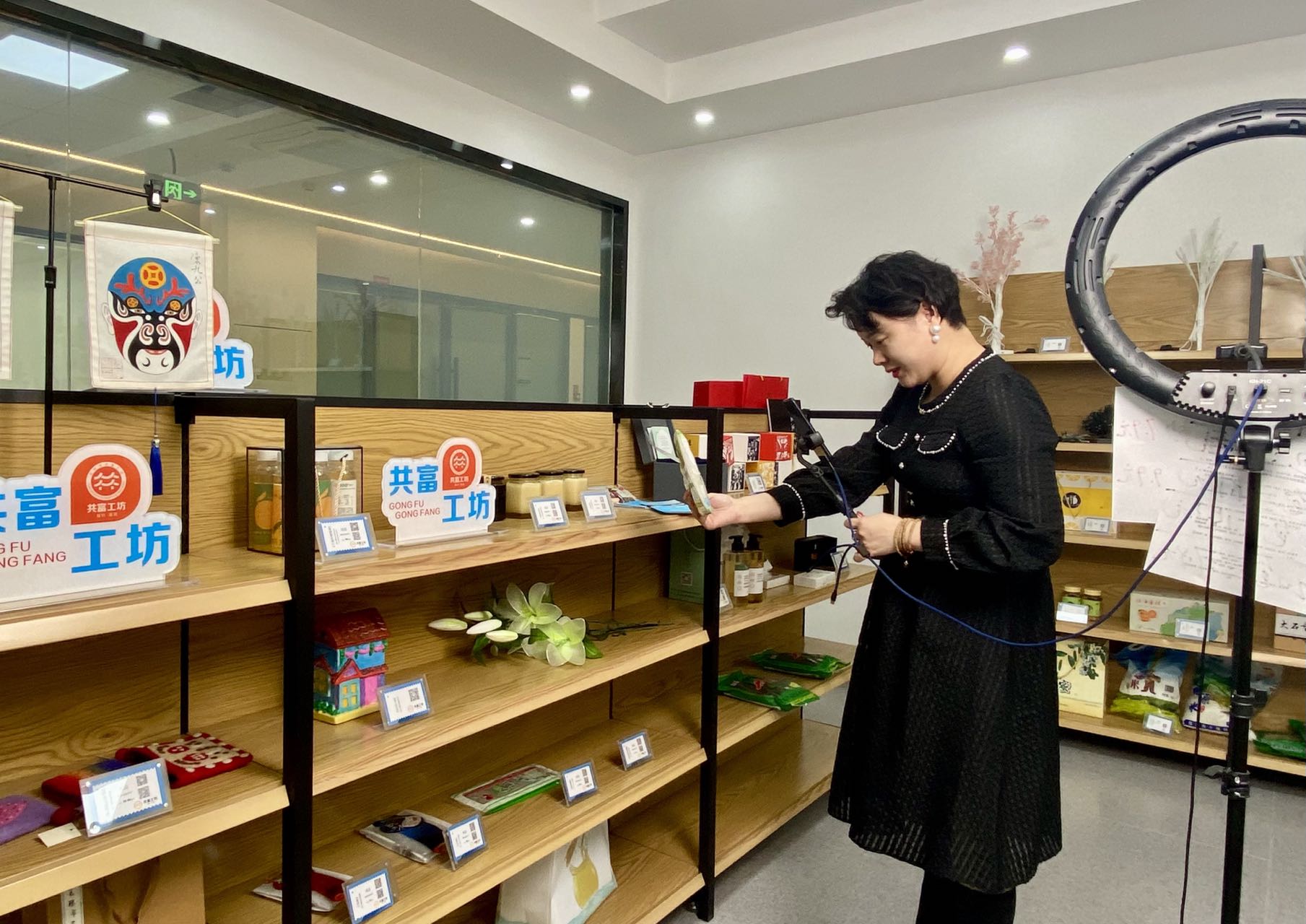 千方百计拓宽农民增收致富渠道,农民增收致富路拓宽