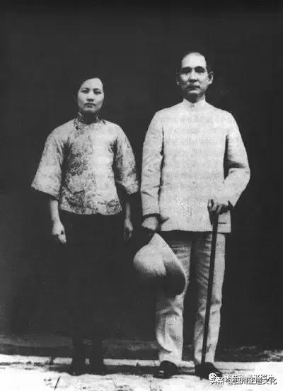 老照片纪念宋庆龄诞辰129周年