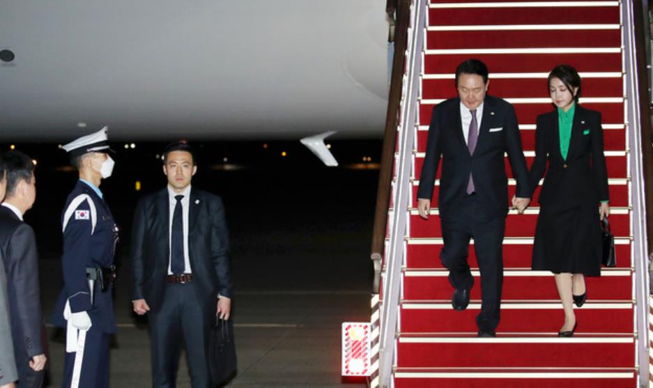 韩国第一夫人穿衣搭配惊艳,韩国第一夫人蓝色大衣穿搭