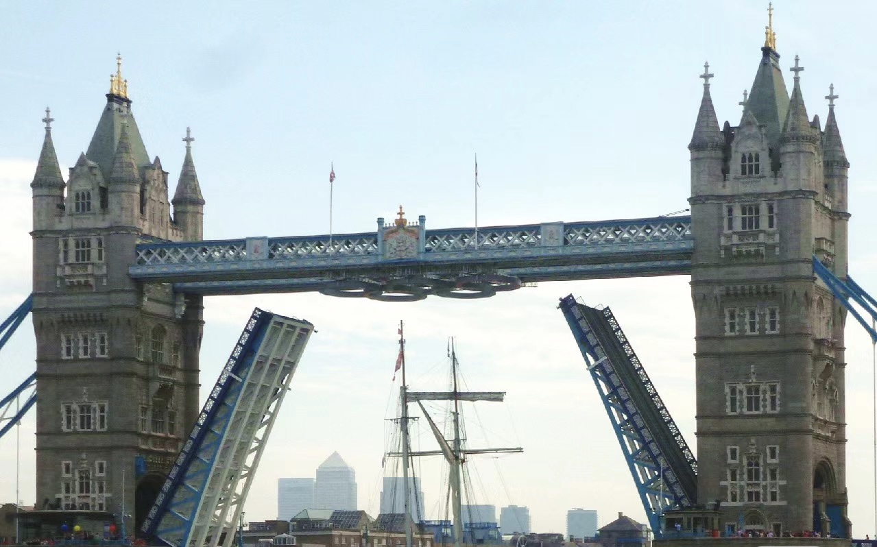 伦敦塔桥建造历史,伦敦塔桥附近的建筑