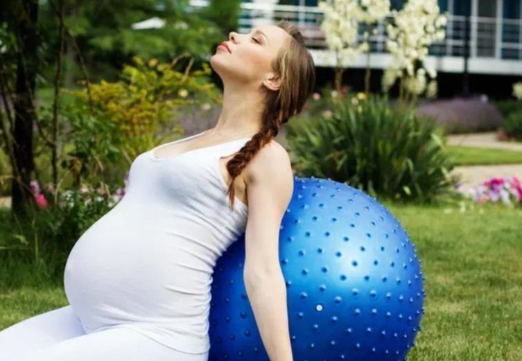 过预产期都不肯出来的宝宝是懒吗,胎儿临近预产期怎么就不动了