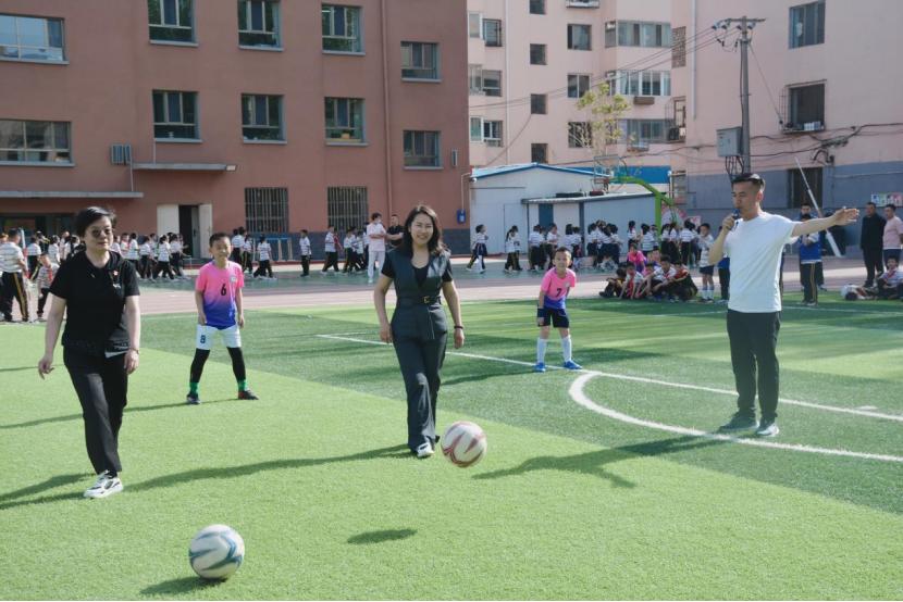 包头市昆区青年路第二小学举行校长杯足球赛启动仪式