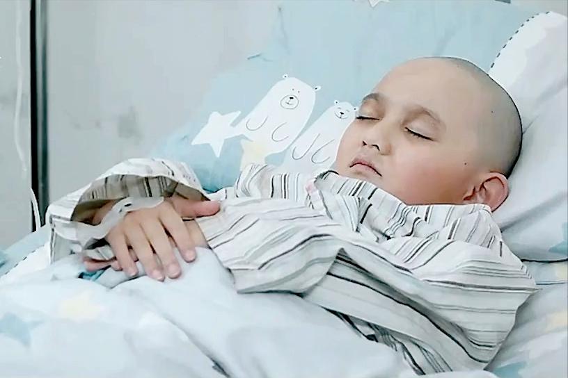 7岁女孩身患绝症，不愿拖累养父，自愿放弃治疗，感动无数人