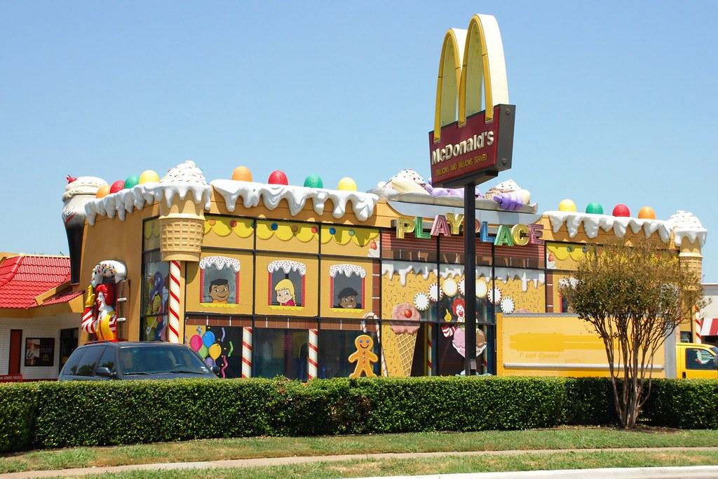 麦当劳里面的制服,麦当劳制服一样吗