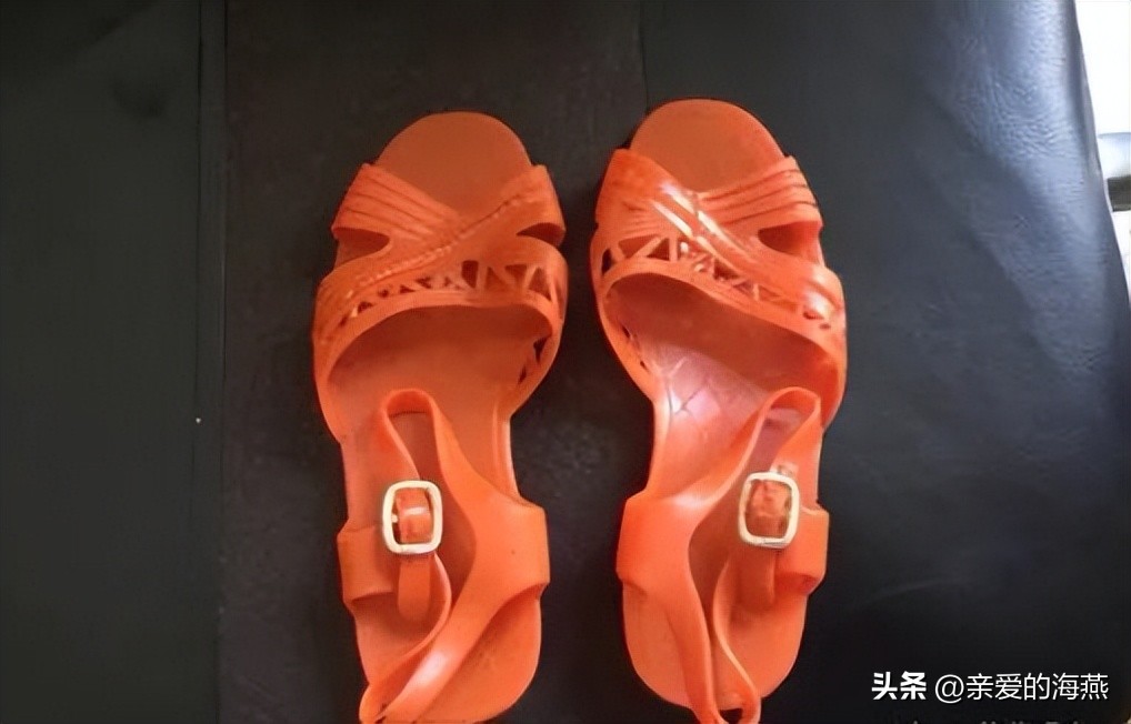 七八十年代供销社里的打酱油、雪花膏、搪瓷缸子，全是当年的味道