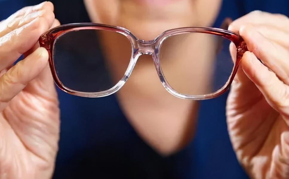 路边摊的老花镜可以用吗,千万不要买路边摊老花镜