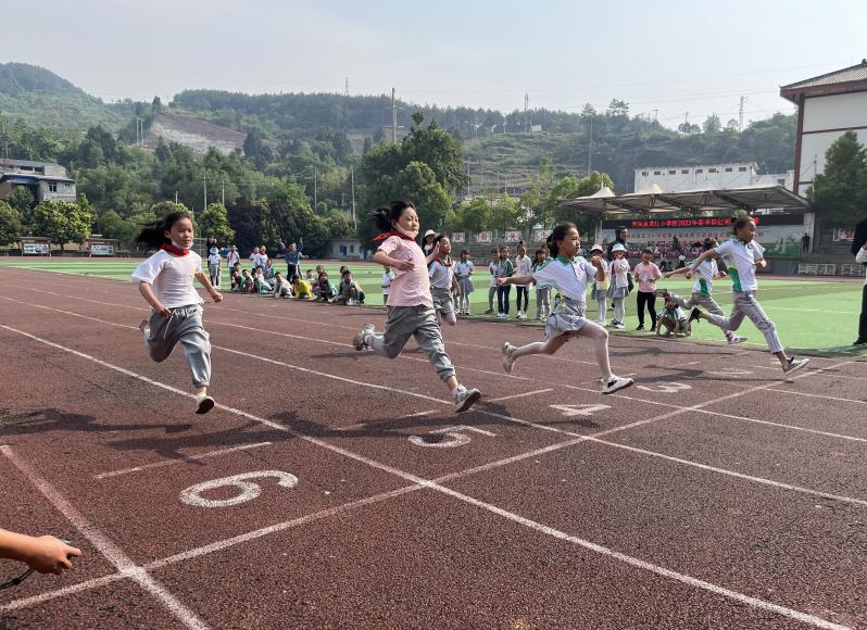 运动展风采逐梦新时代,小学体育节暨趣味运动会新闻报道