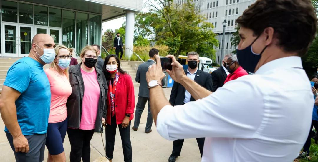 特鲁多个人图片,特鲁多贺新年