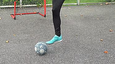 花式足球空中转圈技巧,简单实用的足球花式技巧