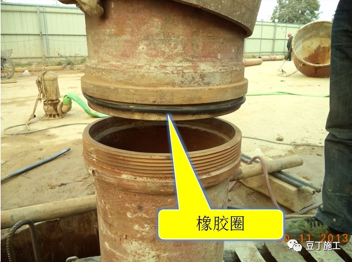 打桩过程中出现塌孔怎么处理,下钢筋笼声测管掉在桩孔里怎么办