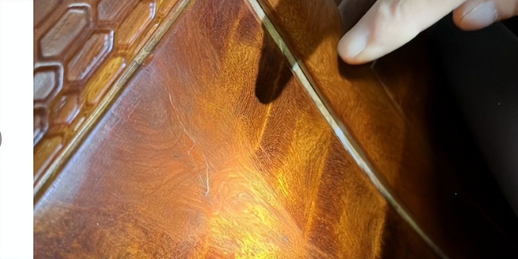 华商记者帮||10万多元买红木家具,货到时小茶几断了三条腿