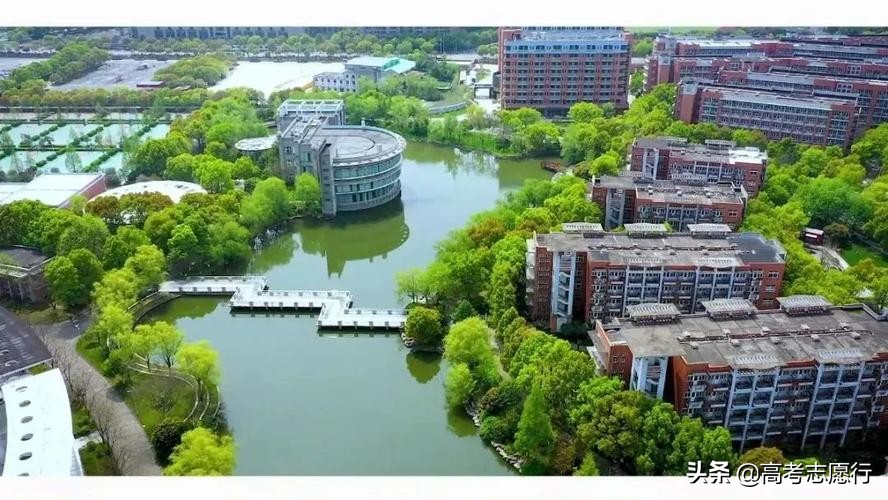 非常普通的公办学校,校名极其相似的两所大学差距