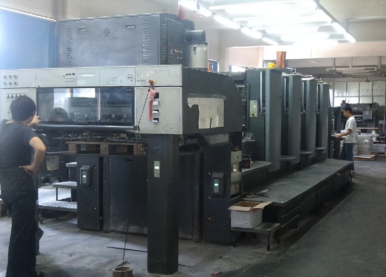 内蒙公安“巨虎”，*养包**13岁女孩，每天会所喝大翻牌伺候