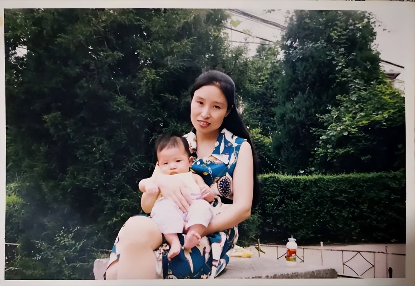 24岁女孩缝出巨型子宫，请人走进去，感受被母体包裹的温柔