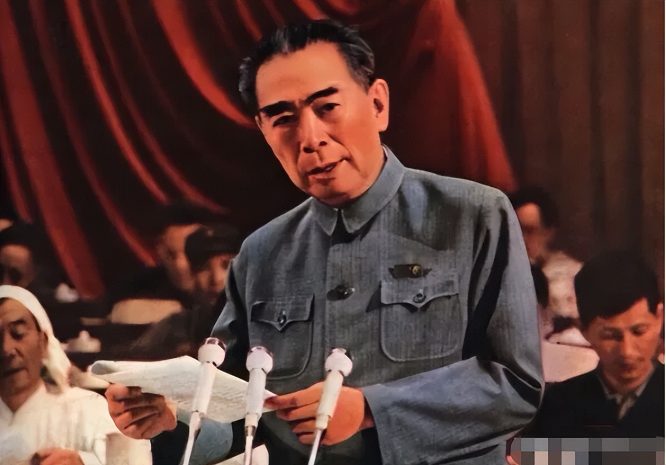 1964年原*弹子**爆炸成功,报纸刊登照片,周总理:把地面裁掉,为何