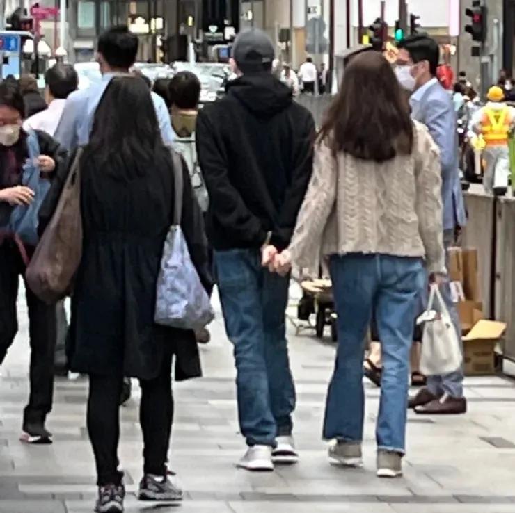 张智霖谈袁咏仪有多爱买包包,张智霖夫妇路上偶遇张艺兴