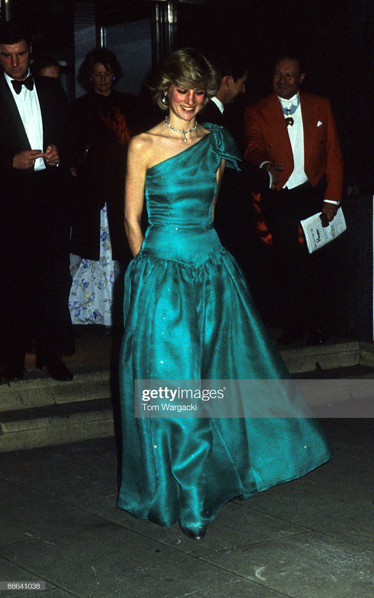 戴安娜王妃礼服大合集,戴安娜王妃最美的衣服