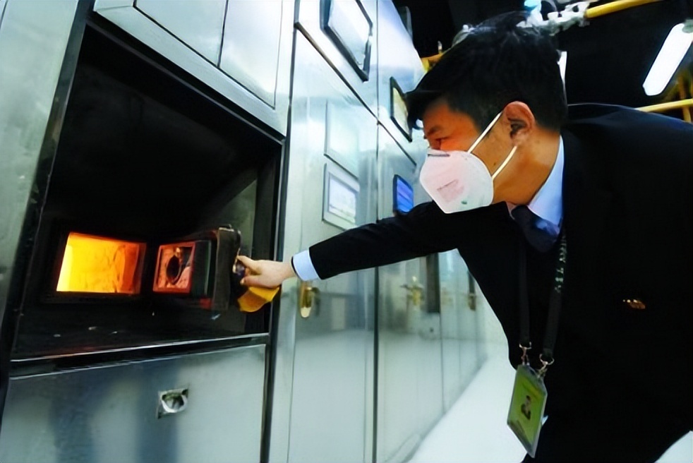 人死后首先要做些什么,人死后第一件事做什么