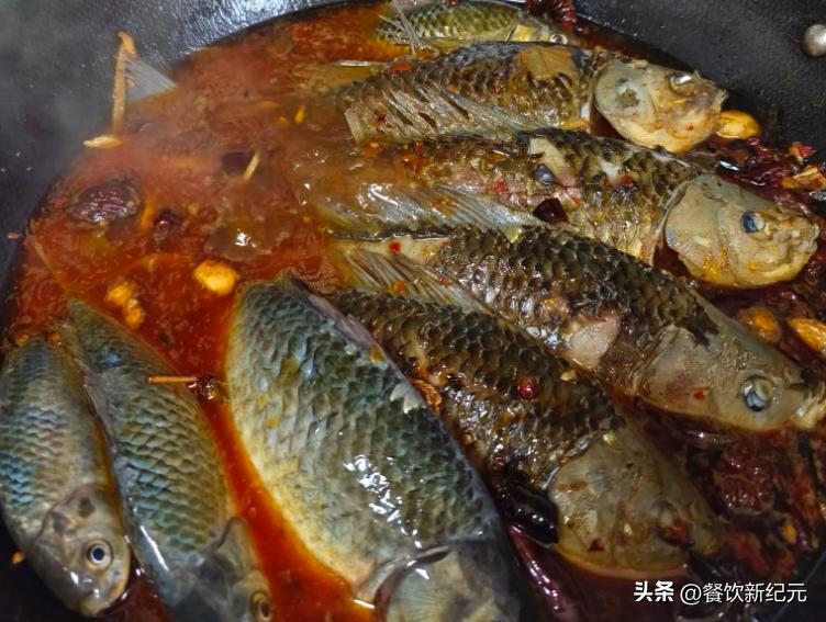 江西男子沉迷钓鱼,江西男子深夜钓鱼