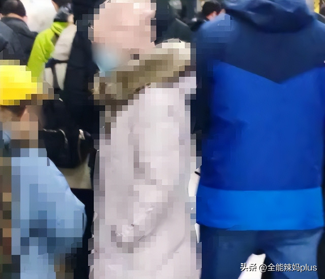 小孩地铁吵闹家长与乘客冲突,小孩地铁被妈妈训委屈爆笑