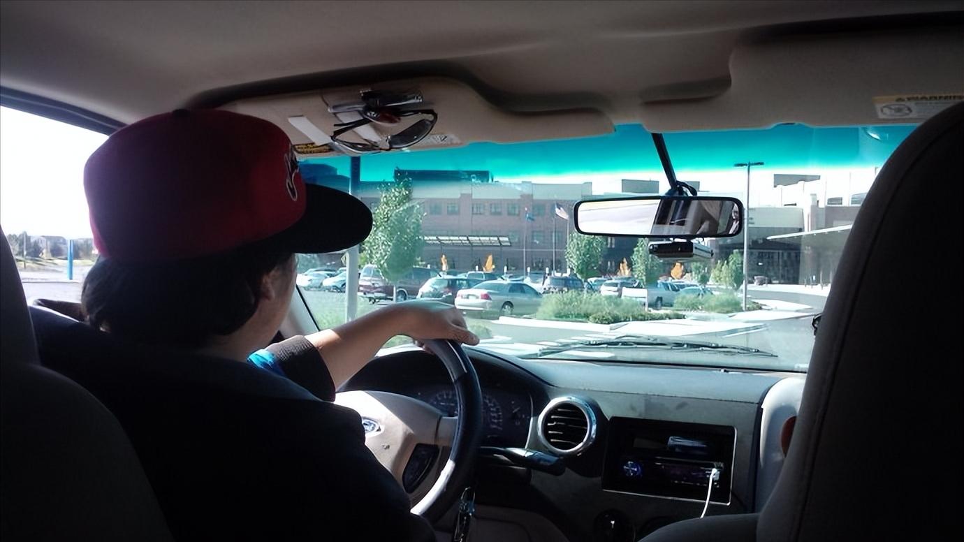 男子腹部痒,男子腹痛难忍夹出8条活虫