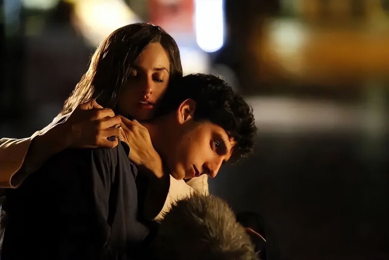 女神佩内洛普·克鲁兹，将这段战火下的爱情演绎的肝肠寸断