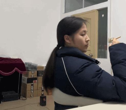 顶腮、挑眉、摸鼻子…全网美女都在模仿“普信男”，细节太到位！