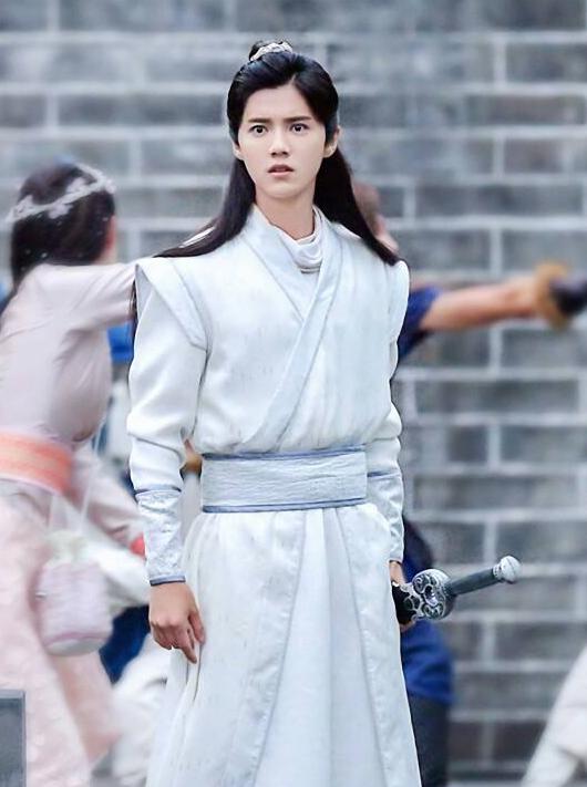 真男人就是敢作敢当,鹿晗发文霸气护女友