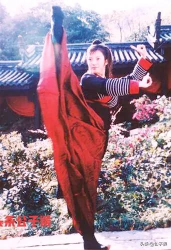 她拒绝登上情色杂志的封面，转身一脱成名，如今专演八路军女战士