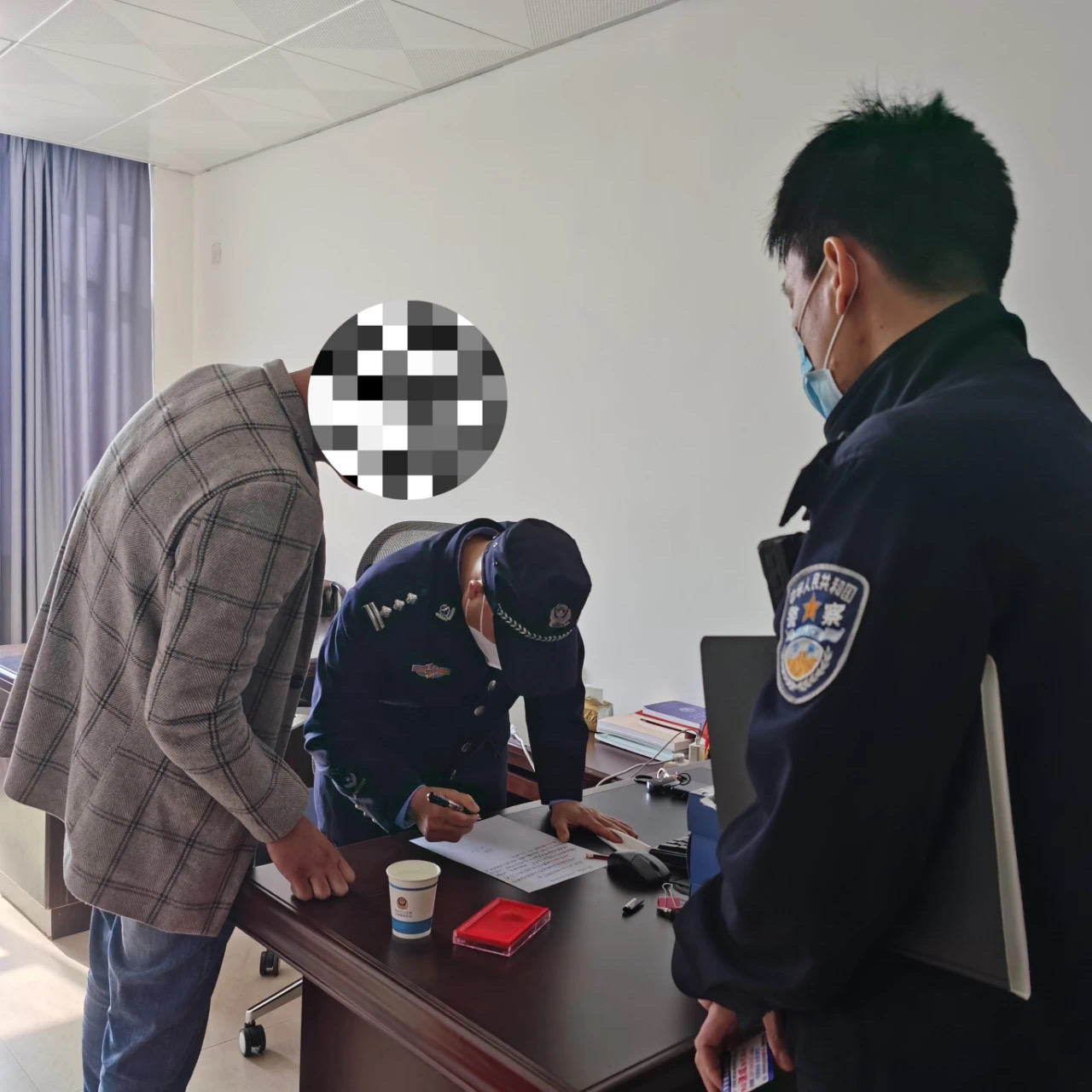 发小卡片被异地警察抓获,民警开车抓小卡片