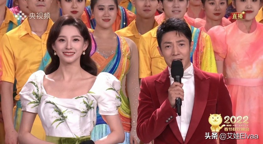 马凡舒央视春晚服装,春晚马凡舒缎面裙