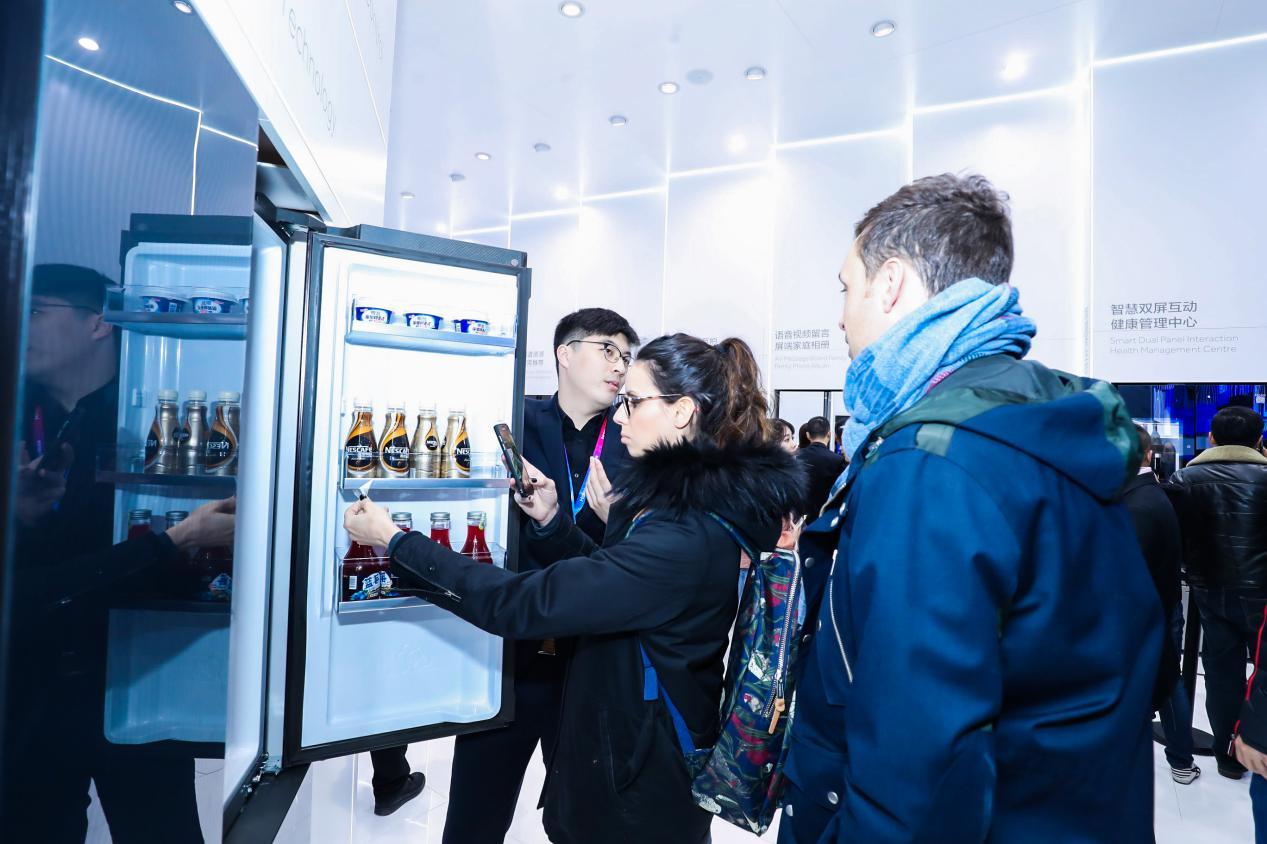 在美国，中国制造的衣服鞋子越来越少，电器家具却越来越多