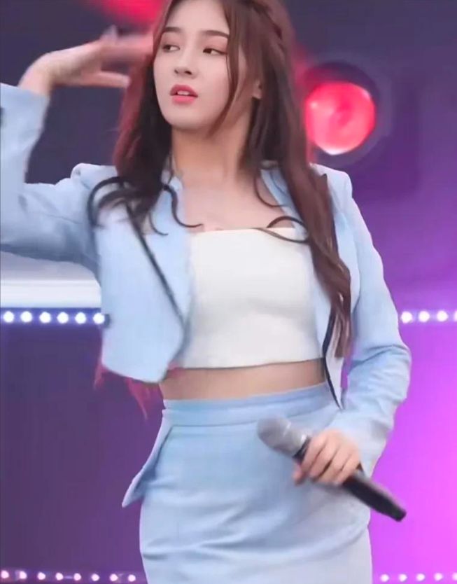 女艺人在学校舞台舔手摸*体下**，被骂脏了眼睛，污秽不堪！