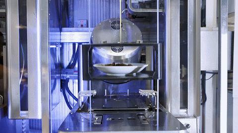 拒绝餐饮行业割韭菜式的野蛮生长,商业巨头扎堆跨界餐饮