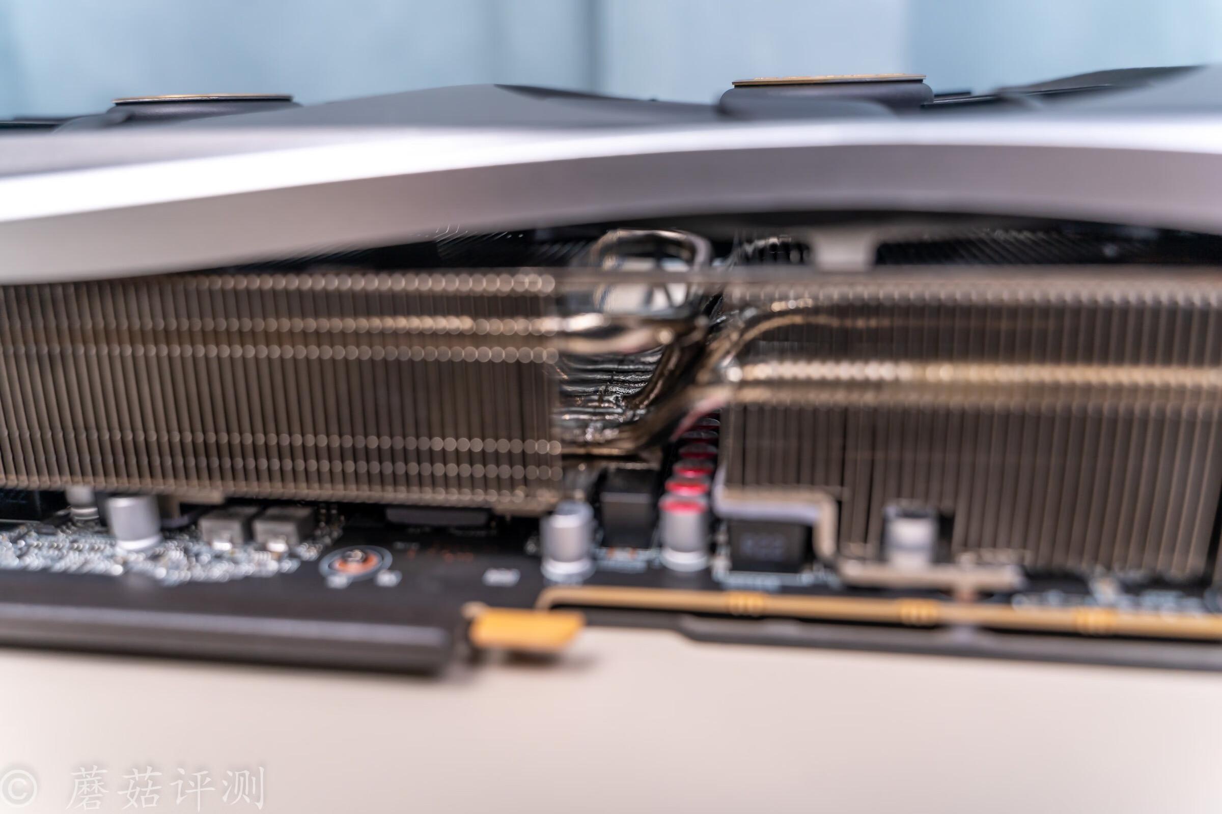 外观精致，散热优秀，适合干活，索泰RTX4090AMP显卡评测