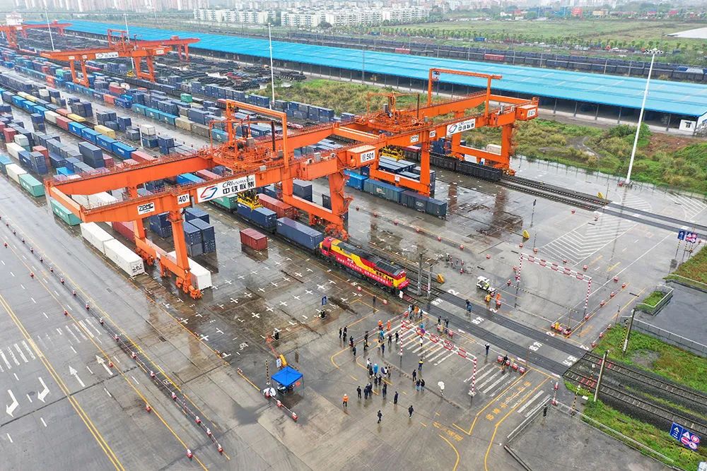 一公司买车并取得铁路提单，向中外运公司提货被拒，原因是什么？