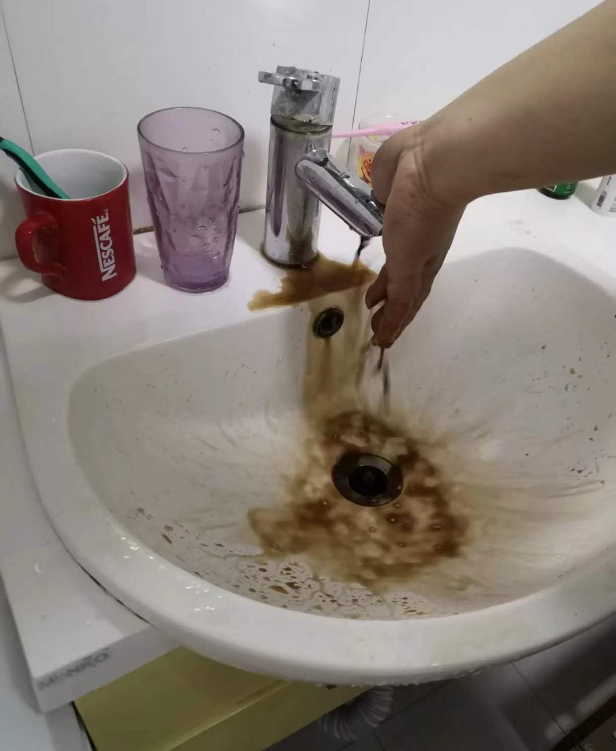 桶装水干净还是净水器的水干净,净水器的水干净还是桶装水干净