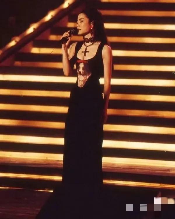 “时尚天后菲，比西太后马吉拉还牛B！”