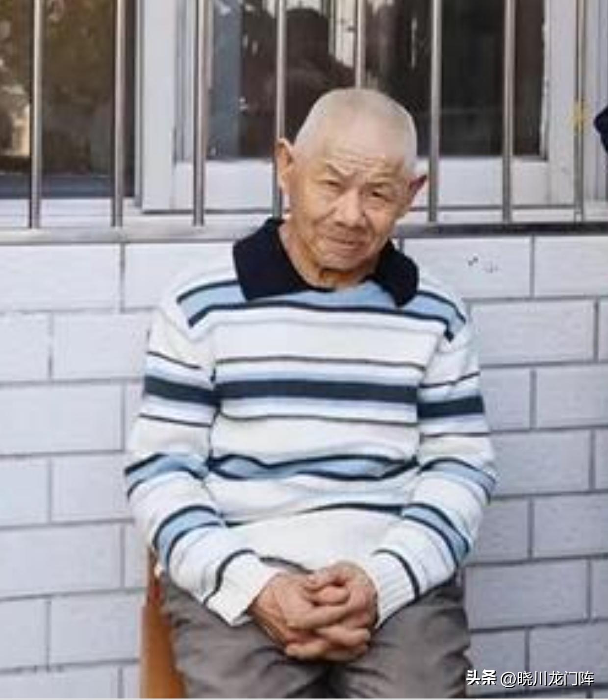 夫妻无父无母开大排档意外生意红火一天一位老人抱来一样东西