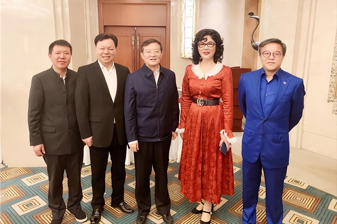 开拖拉机的陈爱莲,嵊州首富陈爱莲