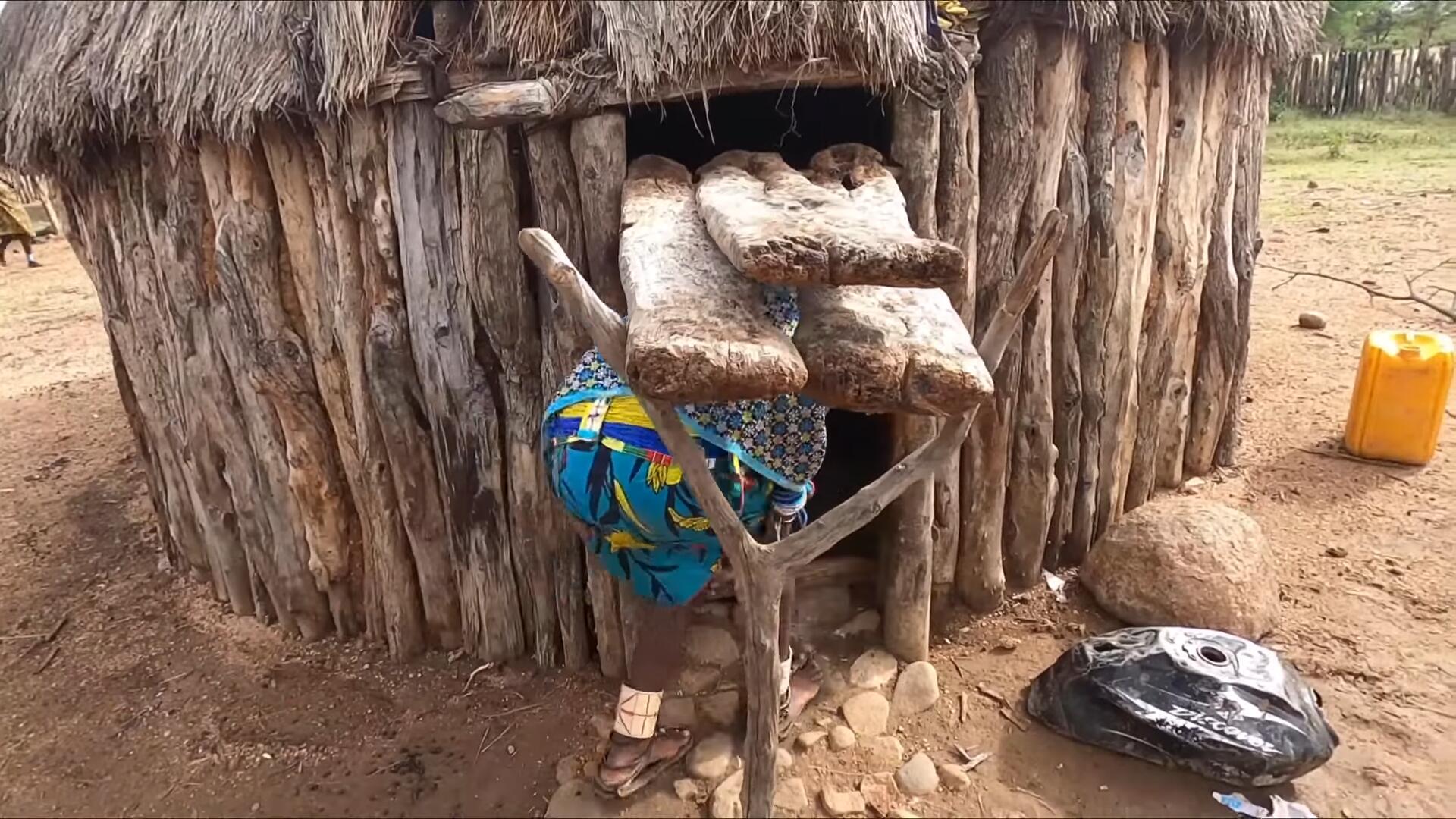 非洲神奇的部落，用牛粪做发型，偶遇不穿衣服的女孩