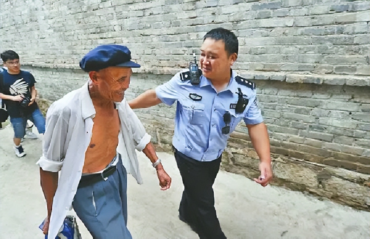 河南老汉靠造假发财,河南老汉造假一年赚1亿多